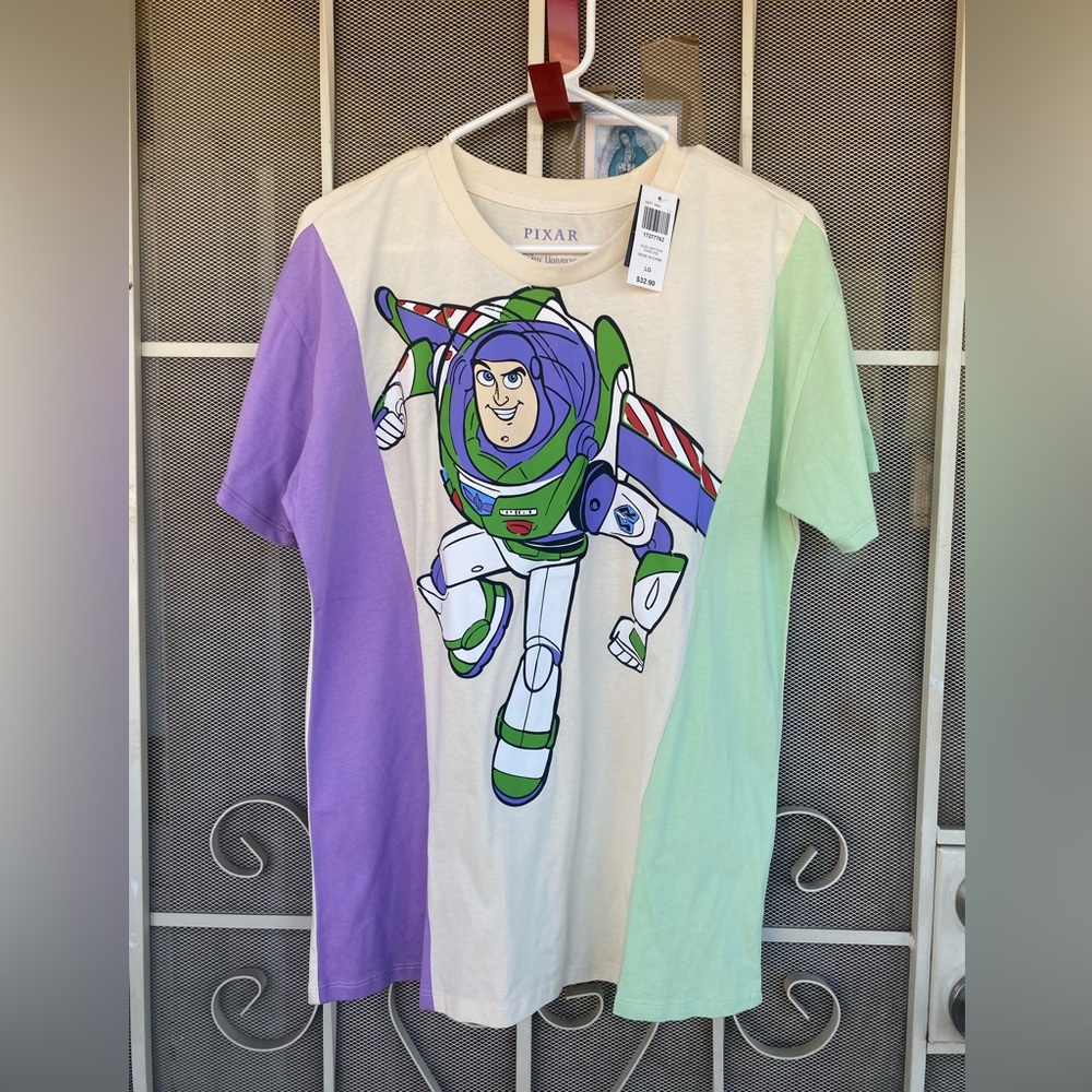 Our universe Buzz t shirt  large